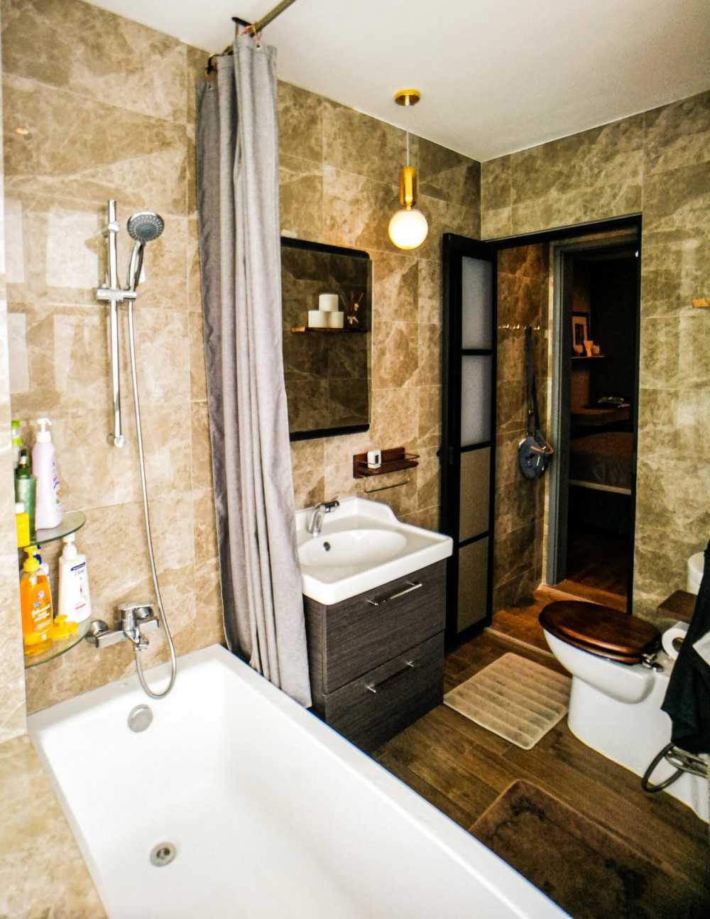 Modern Bathroom with Wood Flooring and Bathtub