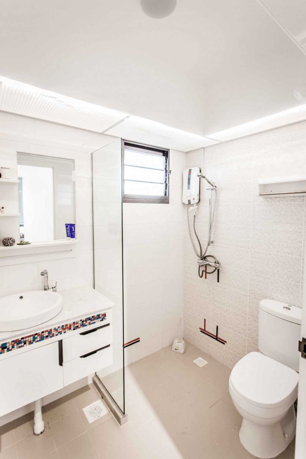 Modern Bathroom with Mirror and Vanity Counter
