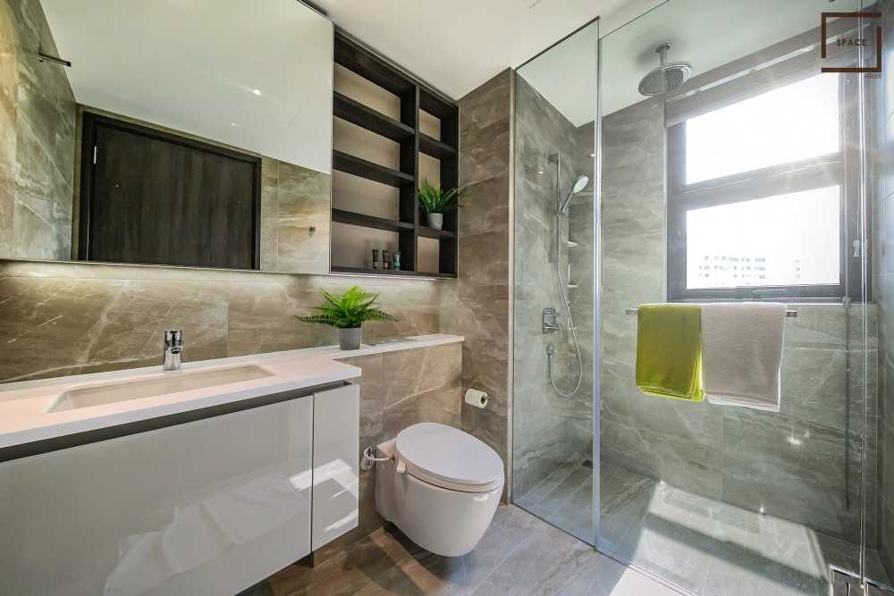 Contemporary Bathroom with Mirror and Rainshower