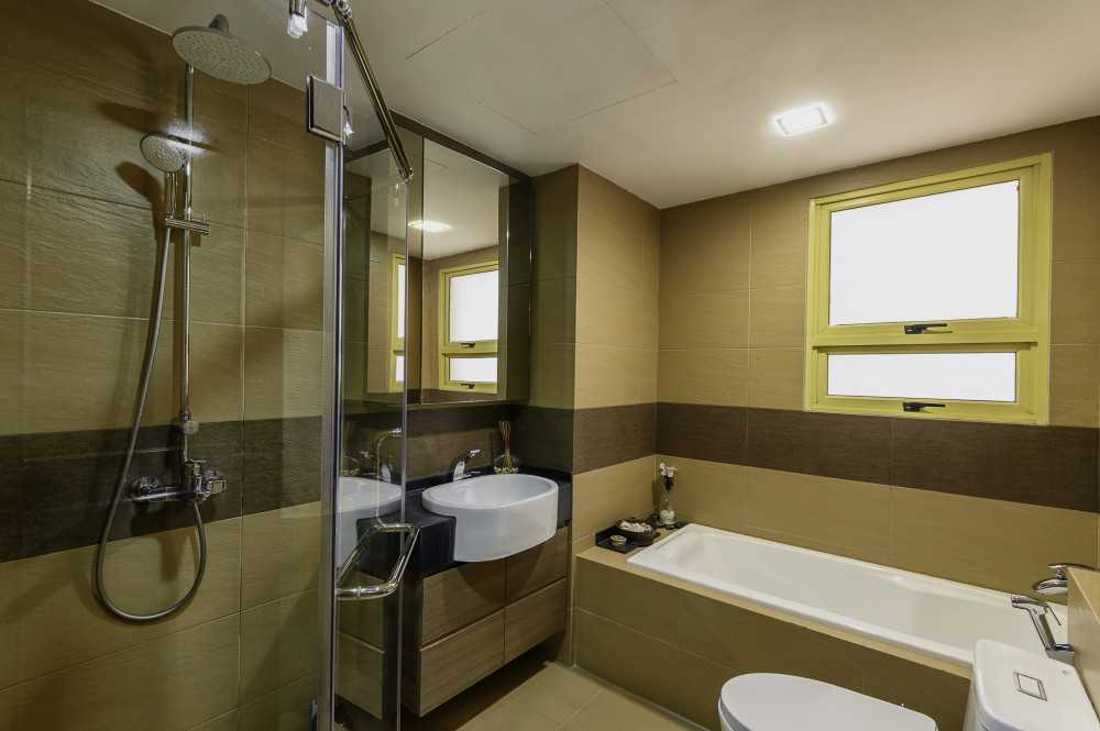 Asian Bathroom with Homogeneous Tiles and Mirror