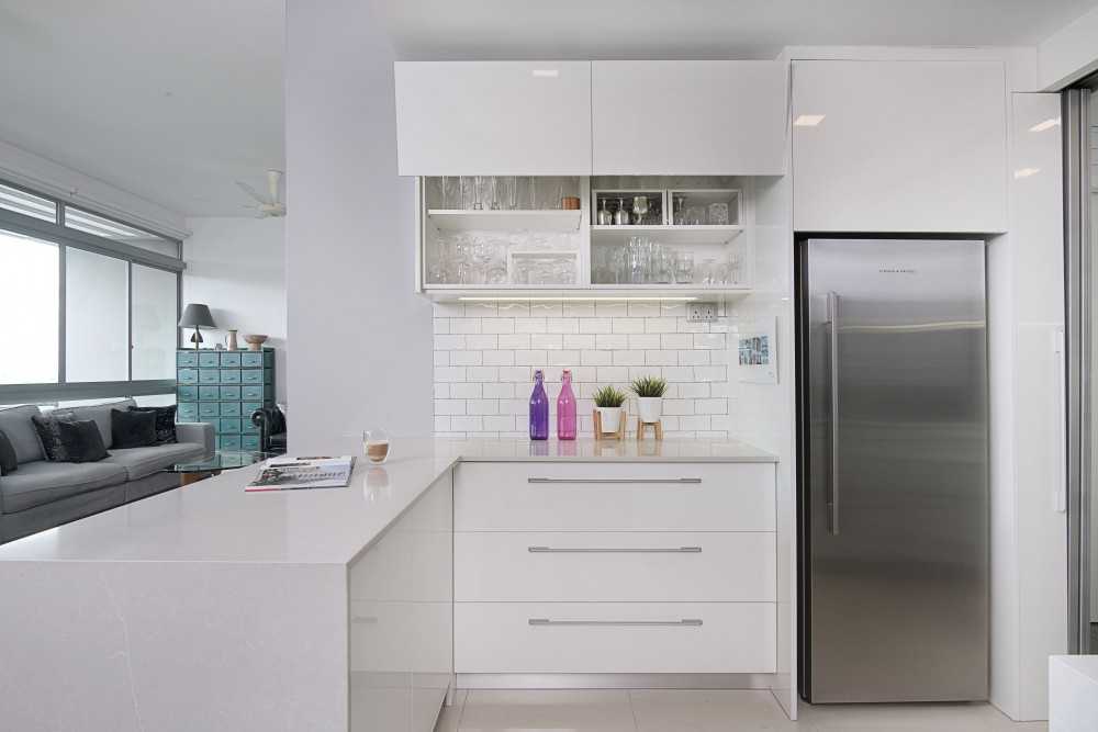 Modern Kitchen with Countertop and Kitchen Island