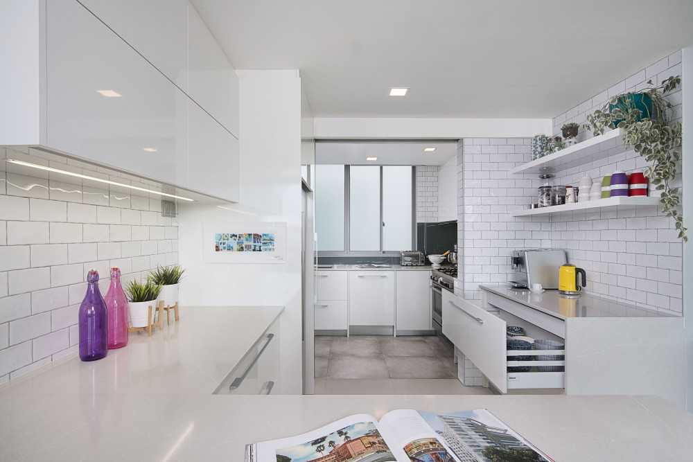 Modern Kitchen with Countertop and Kitchen Island