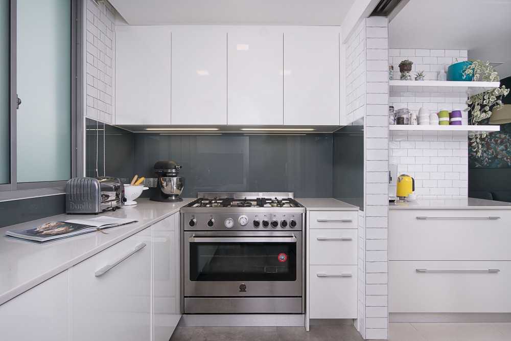 Modern Kitchen with Countertop and Homogeneous Tiles