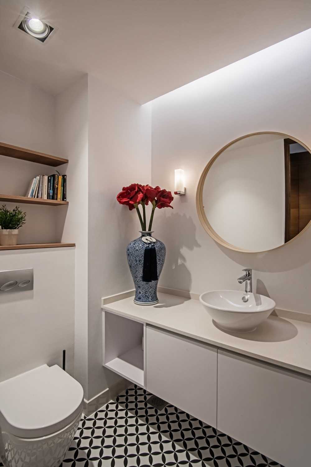 Contemporary Bathroom with Homogeneous Tiles and Mirror