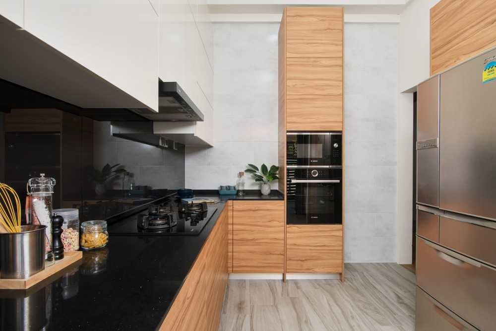 Contemporary Kitchen with Countertop and Vinyl Flooring