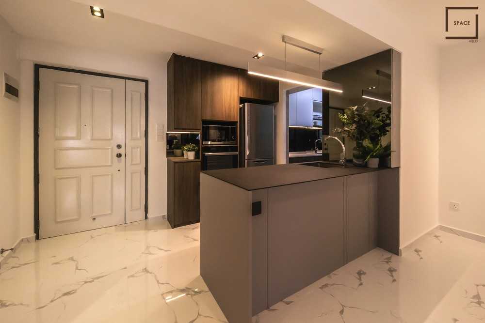 Contemporary Kitchen with Cupboard and Breakfast Counter