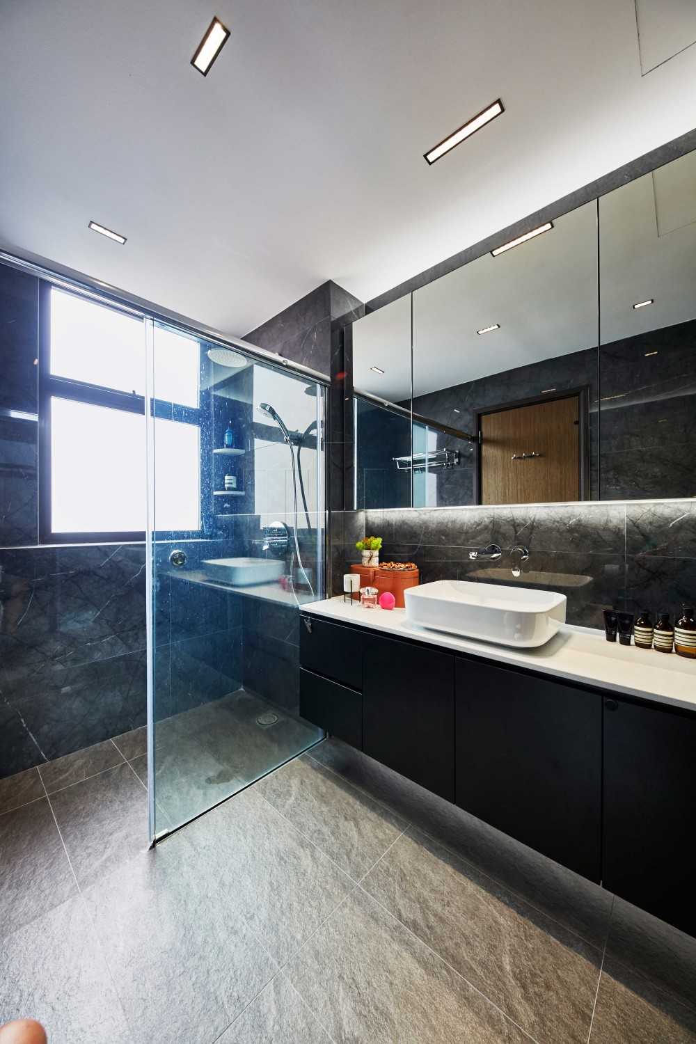 Modern Bathroom with Homogeneous Tiles and Mirror
