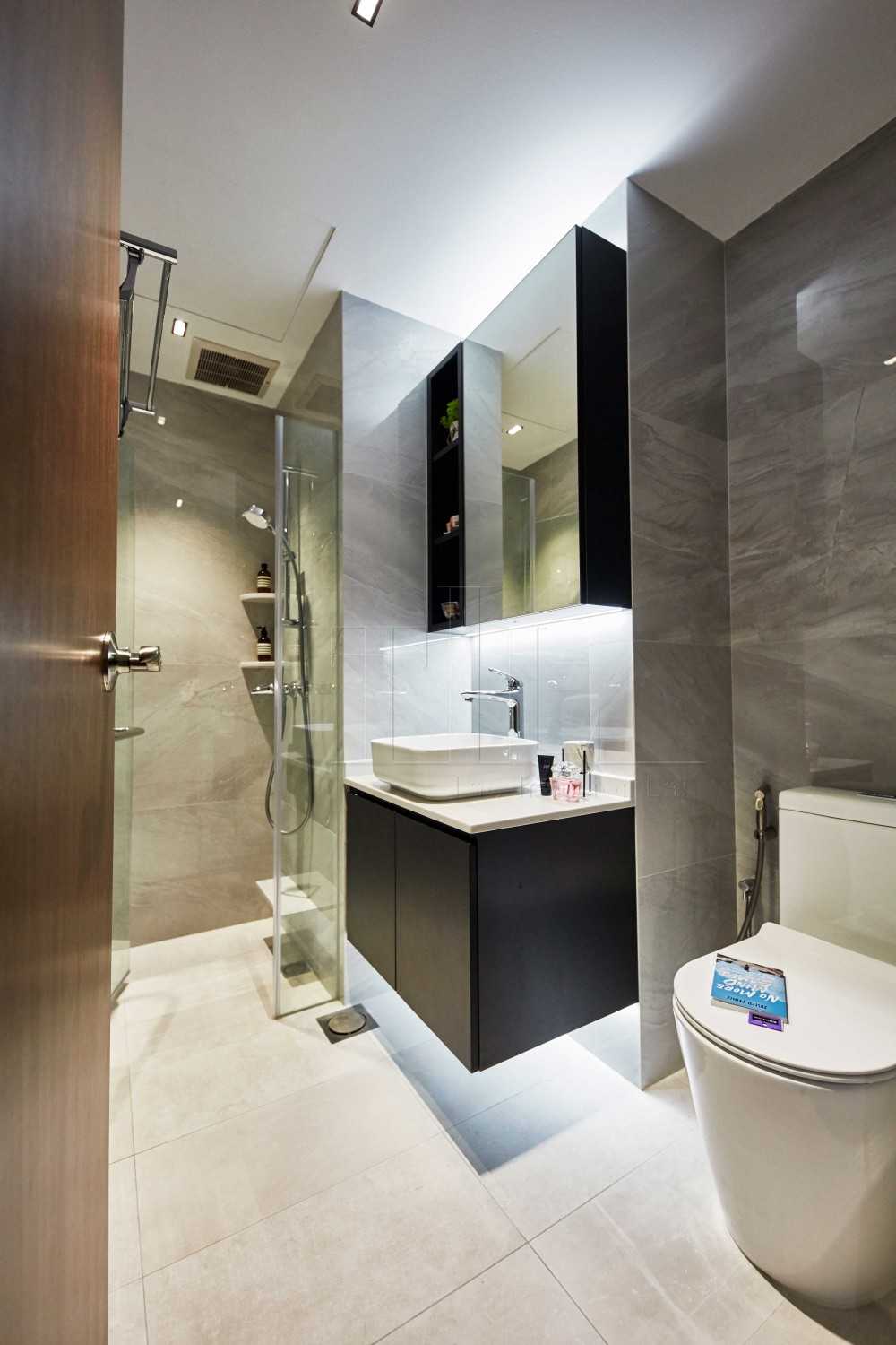 Modern Bathroom with Homogeneous Tiles and Mirror