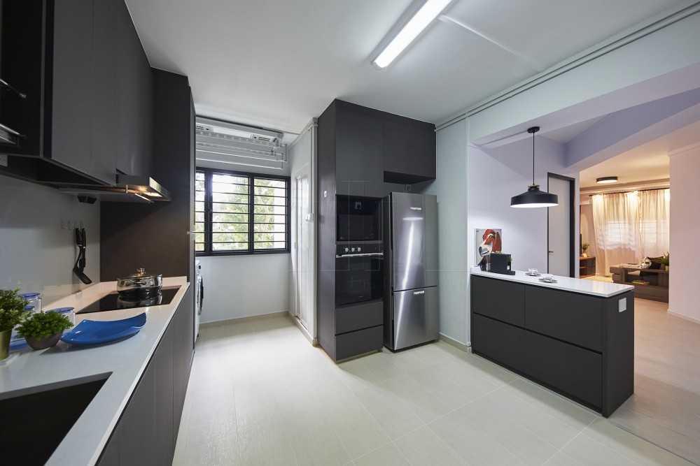 Transitional Kitchen with Countertop and Homogeneous Tiles