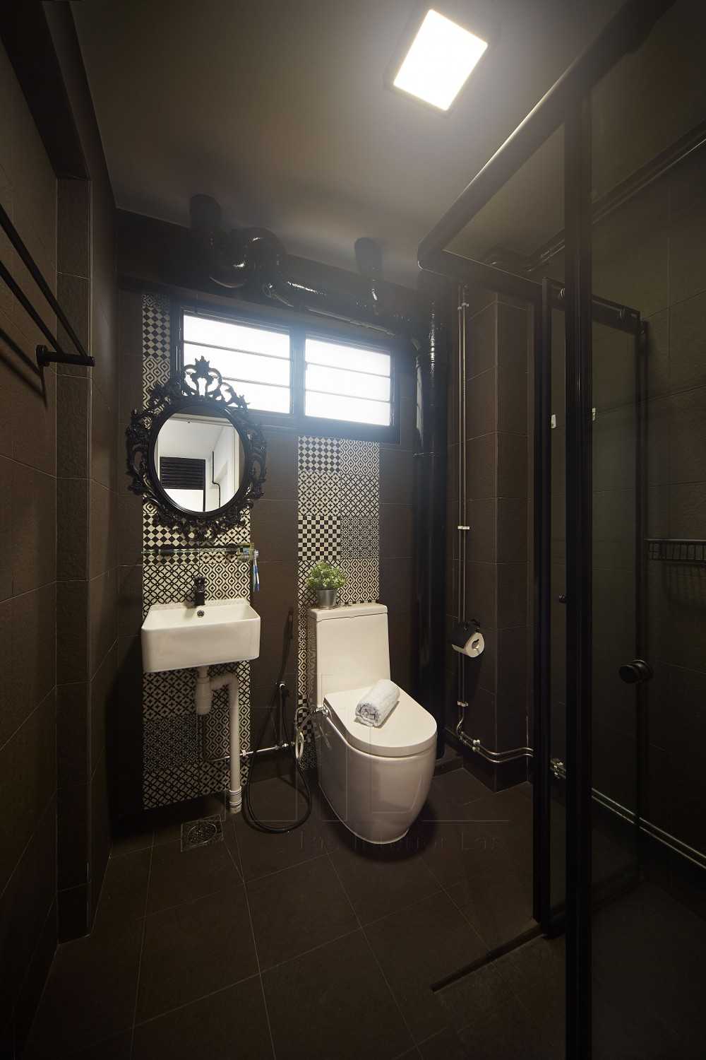 Eclectic Bathroom with Homogeneous Tiles and Mirror