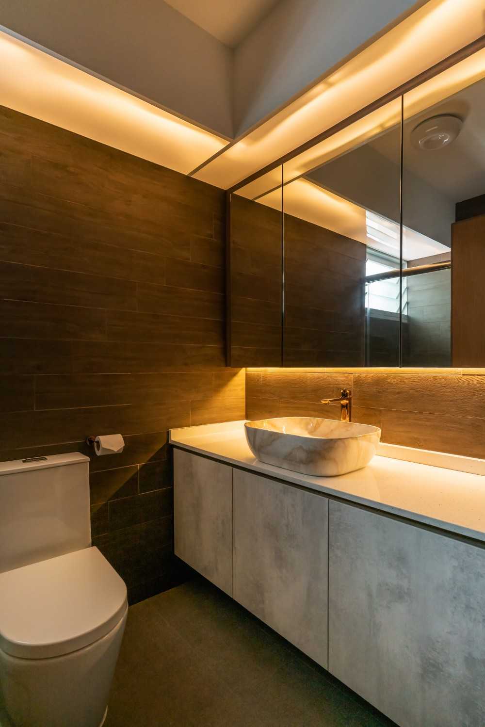 Modern Bathroom with Countertop and Homogeneous Tiles