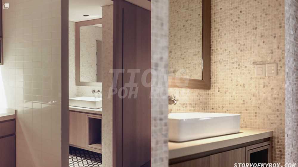Minimalist Bathroom with Mirror and Mosaic