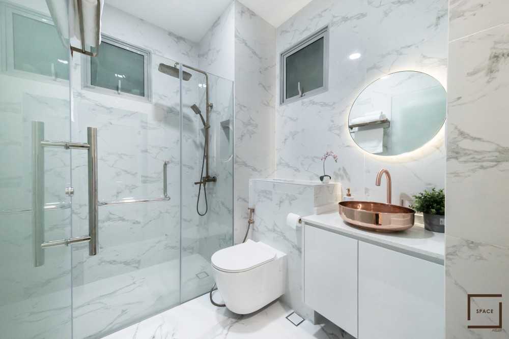 Modern Bathroom with Mirror and Bathroom Storage