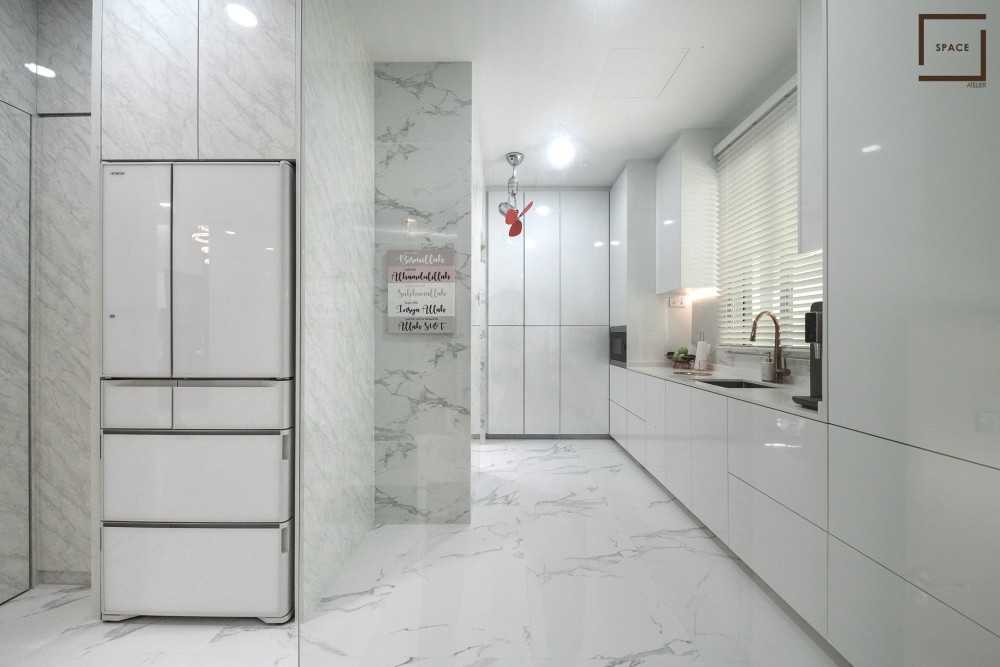 Modern Kitchen with Kitchen Backsplash and Kitchen Accessories