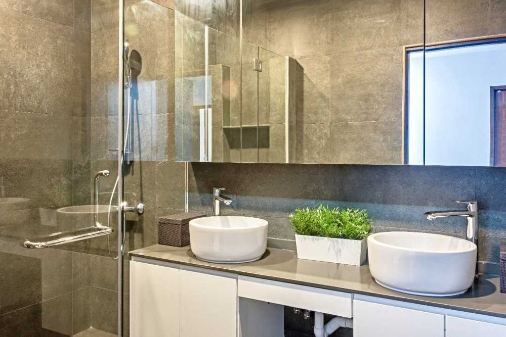 Contemporary Bathroom with Mirror and Shower Screen