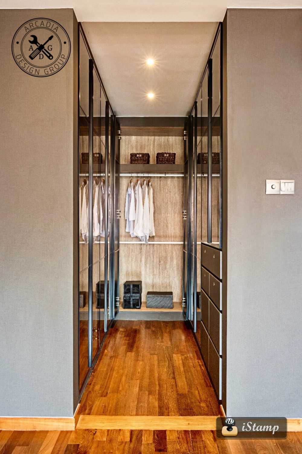 Contemporary Walk-in Wardrobe with Parquet Floor and Wardrobe