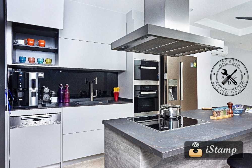 Contemporary Kitchen with Countertop and Kitchen Island