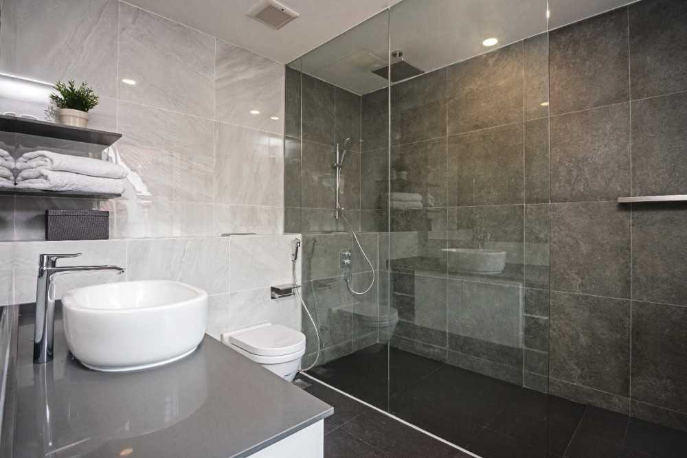 Contemporary Bathroom with Homogeneous Tiles and Shower Screen