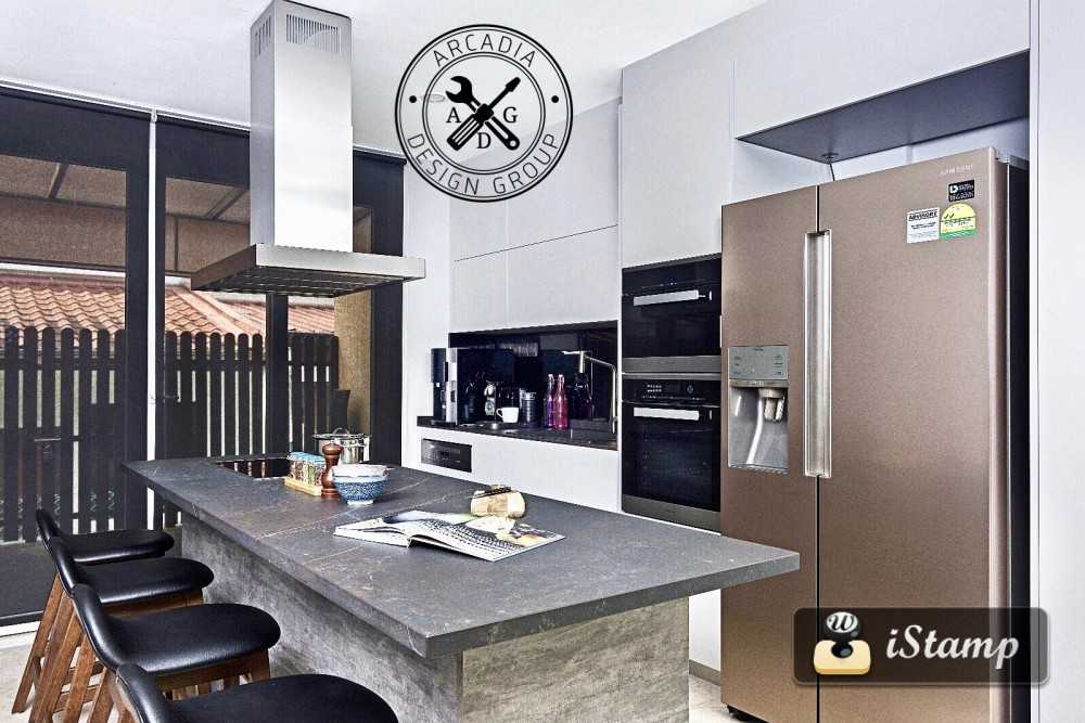 Contemporary Kitchen with Countertop and Kitchen Island