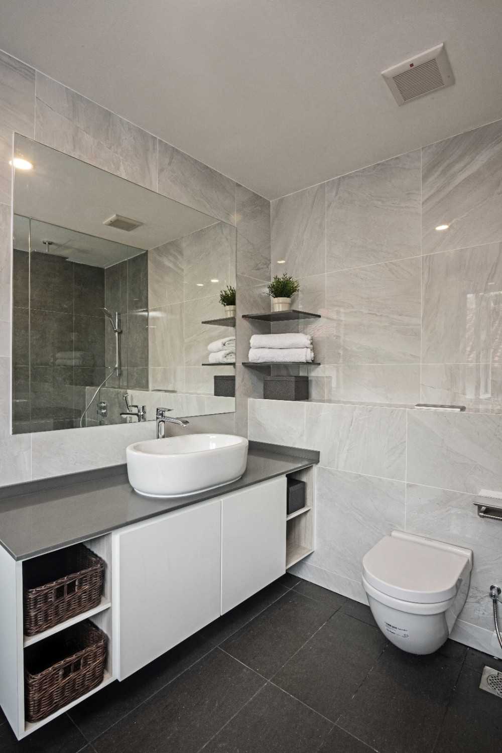 Contemporary Bathroom with Homogeneous Tiles and Mirror
