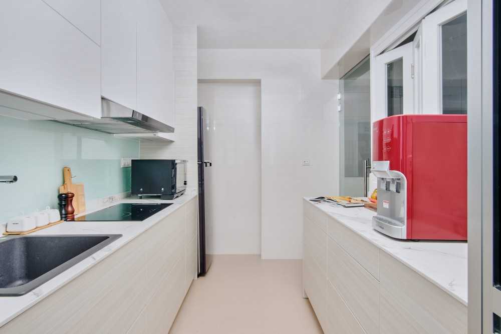 Contemporary Kitchen with Countertop and Breakfast Counter