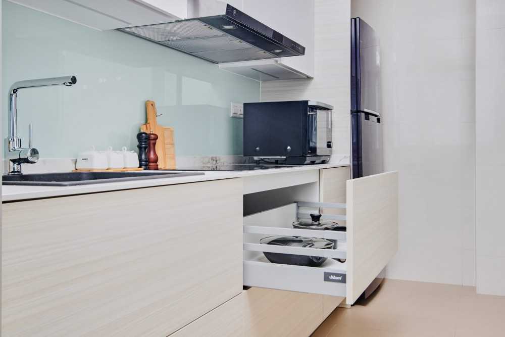 Contemporary Kitchen with Countertop and Kitchen Backsplash