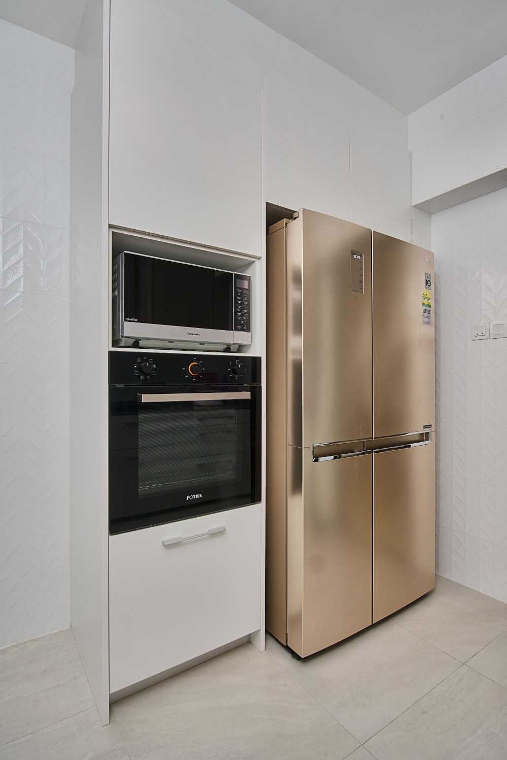 Modern Kitchen with Homogeneous Tiles and Kitchen Accessories
