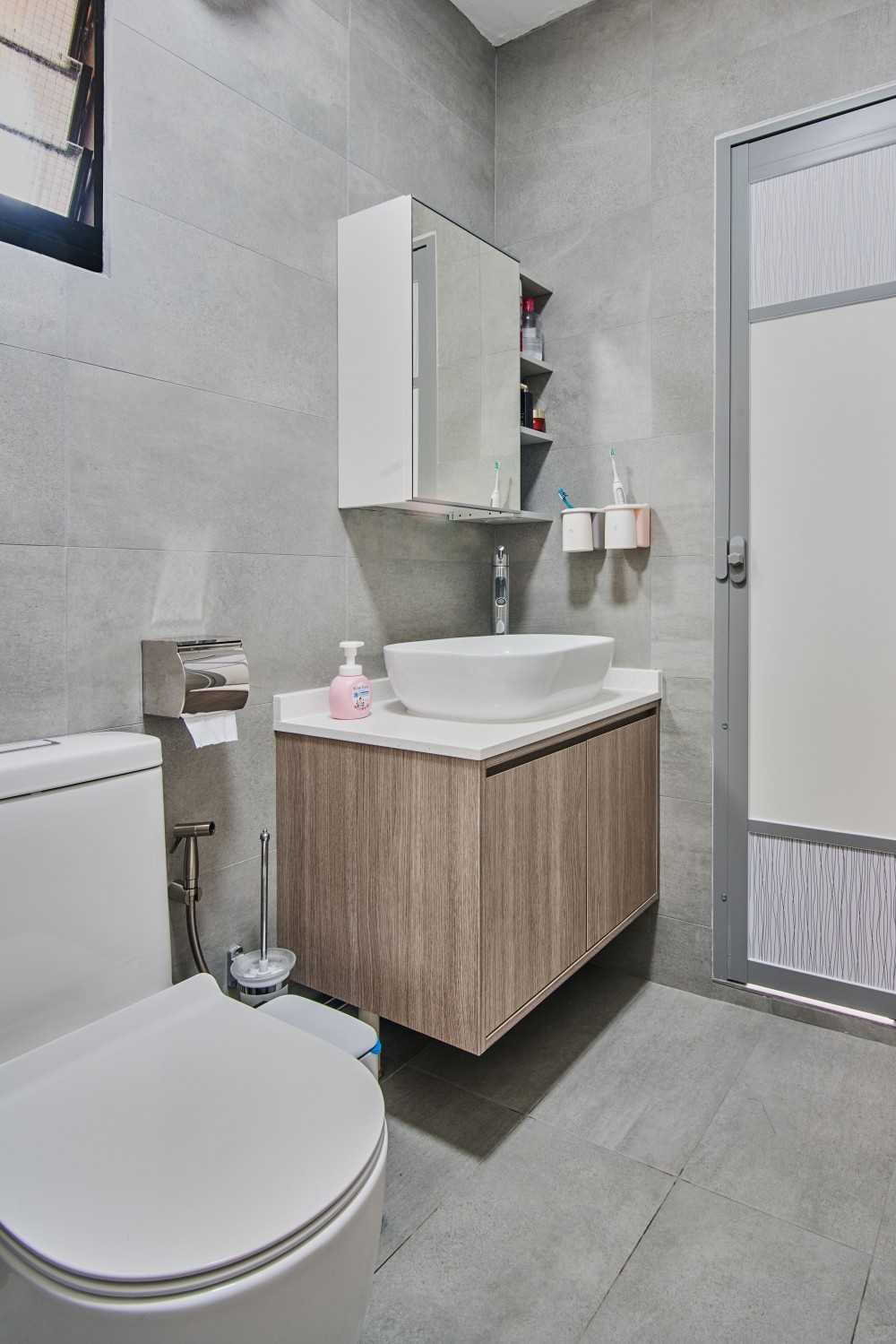 Modern Bathroom with Countertop and Homogeneous Tiles