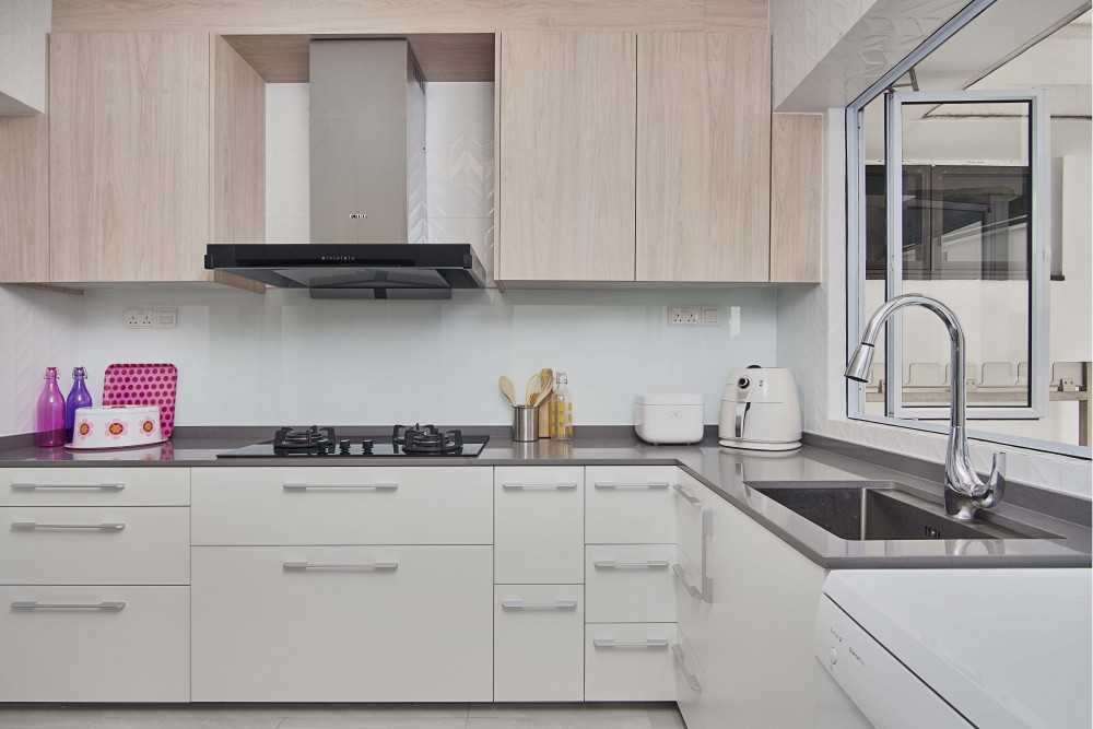 Modern Kitchen with Countertop and Homogeneous Tiles