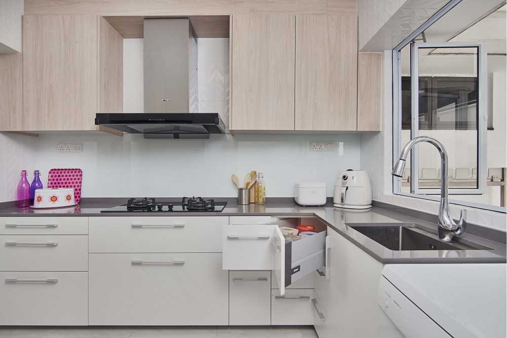 Modern Kitchen with Countertop and Homogeneous Tiles