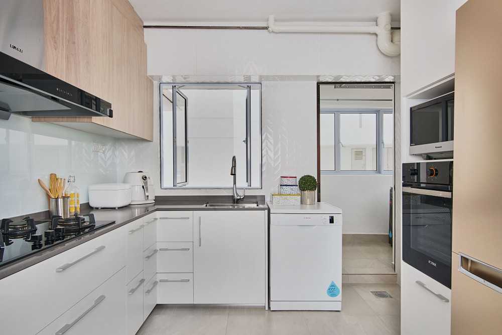 Modern Kitchen with Countertop and Homogeneous Tiles