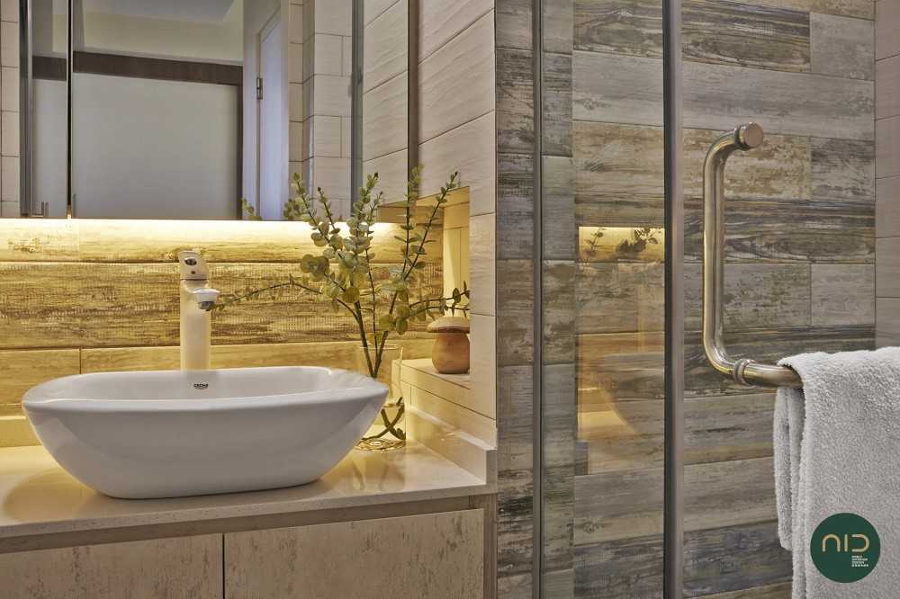 Scandinavian Bathroom with Mirror and Cove Lighting