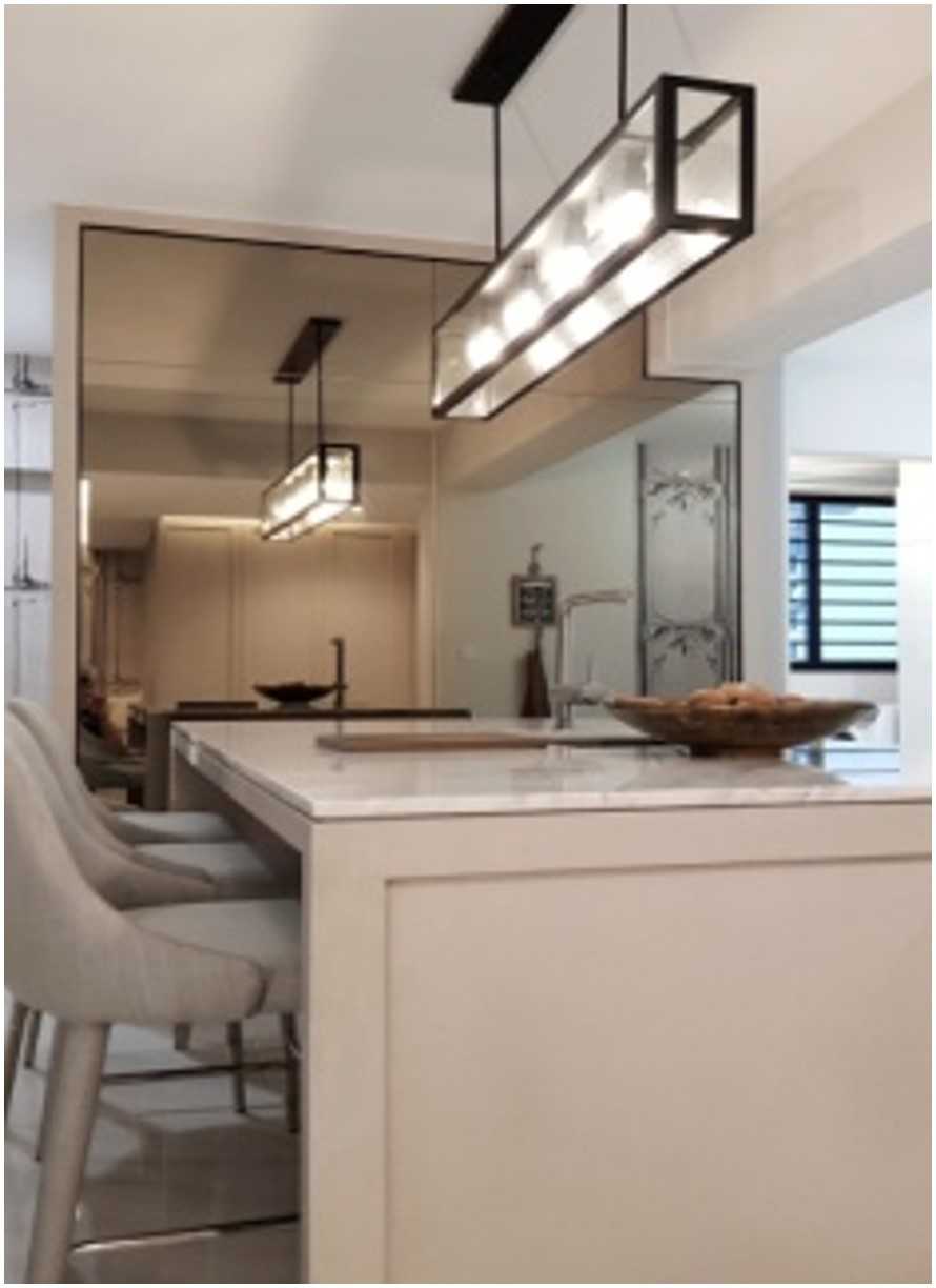 Modern Dining Room with Countertop and Mirror