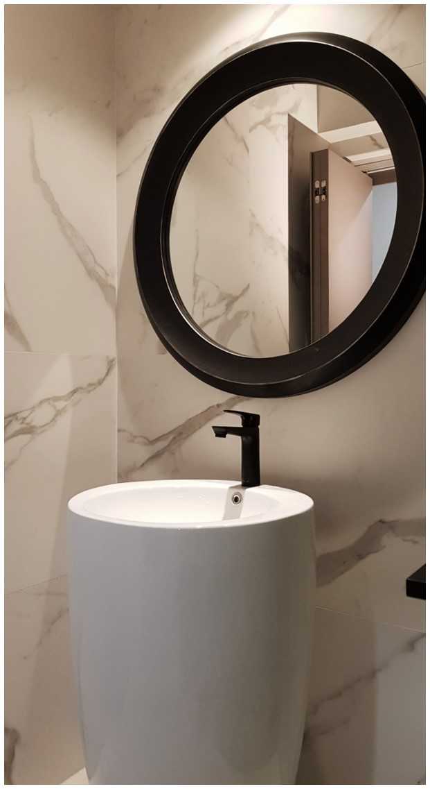 Modern Bathroom with Mirror and Bathroom Sinks