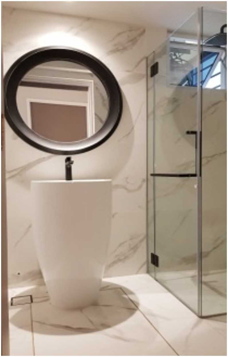 Modern Bathroom with Homogeneous Tiles and Shower Screen