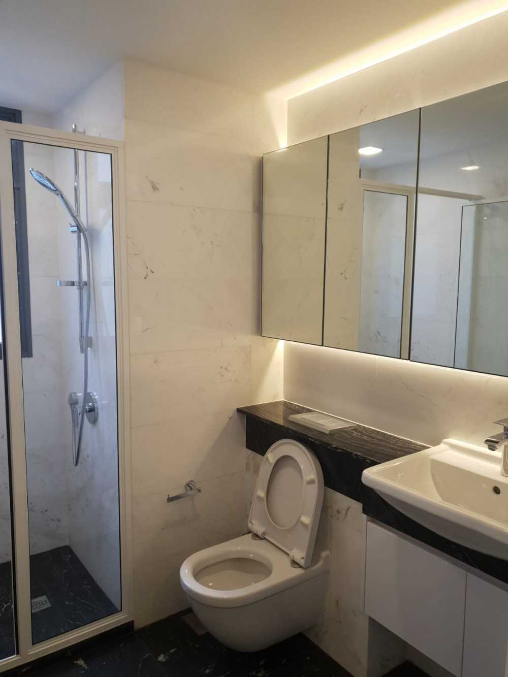 Modern Bathroom with Mirror and Bathroom Storage