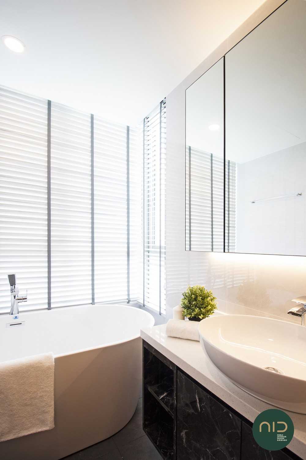 Modern Bathroom with Countertop and Mirror