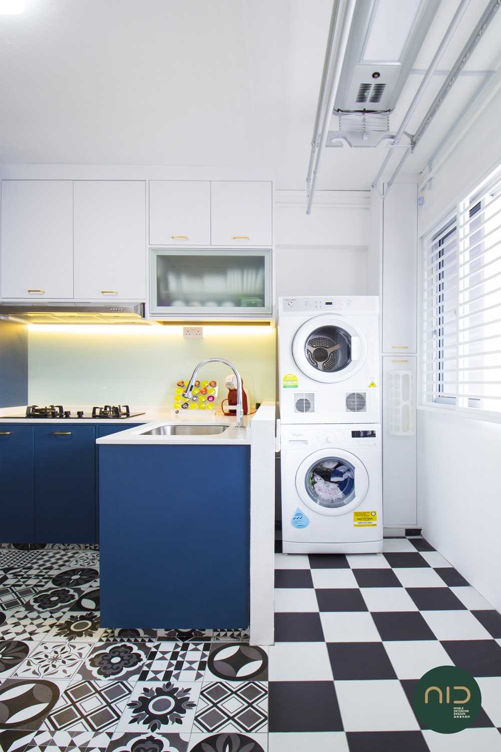 Transitional Kitchen with Countertop and Homogeneous Tiles