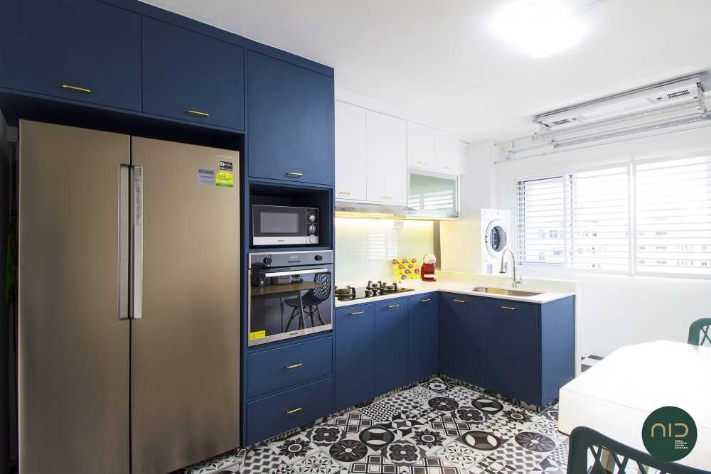 Transitional Kitchen with Countertop and Homogeneous Tiles