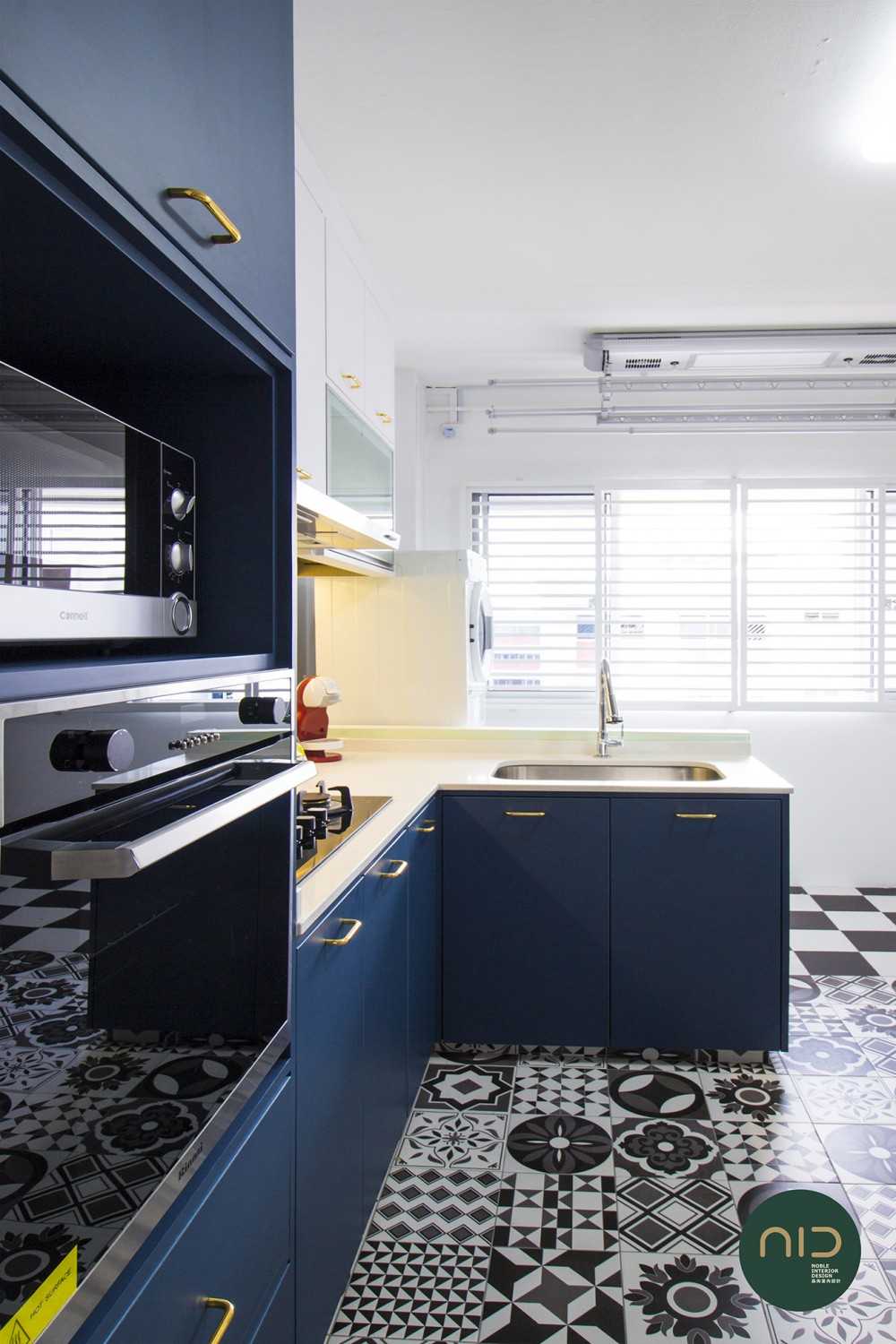 Transitional Kitchen with Countertop and Homogeneous Tiles