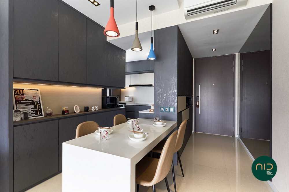 Modern Dining Room with Countertop and Mirror