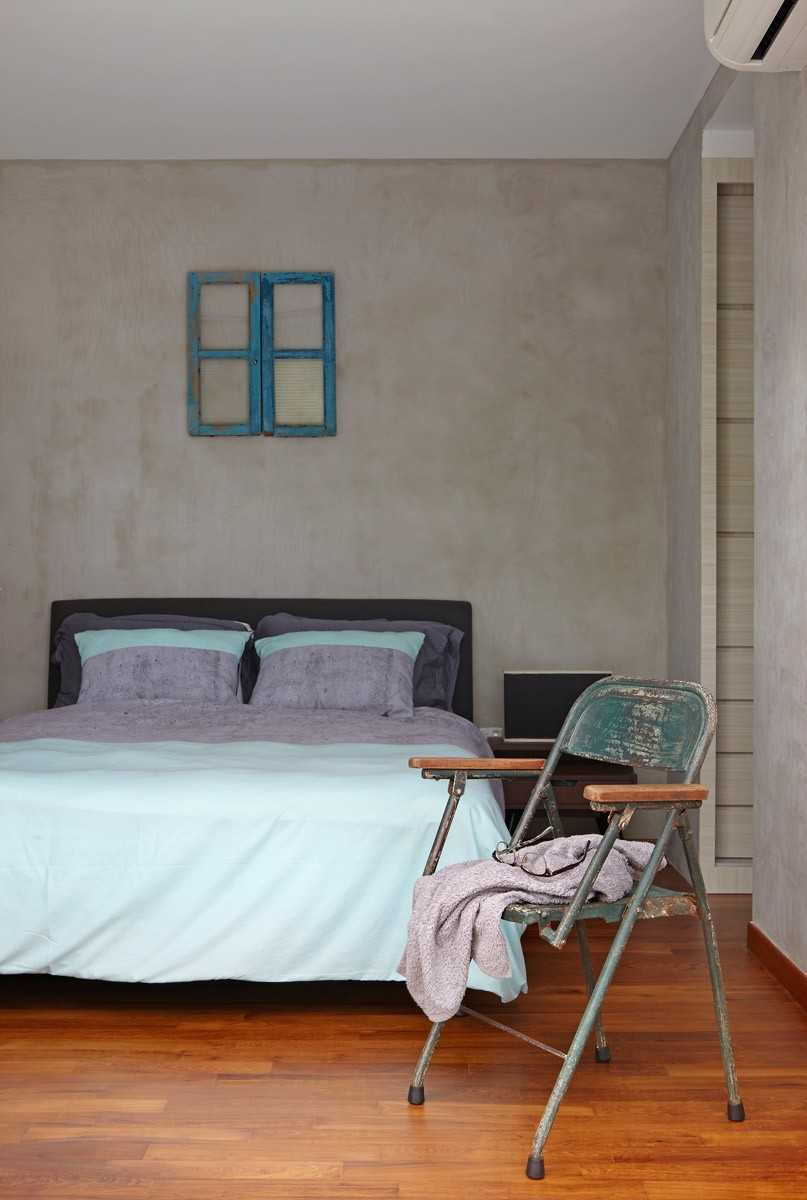 Vintage Bedroom with Wood Flooring and Queen Bed