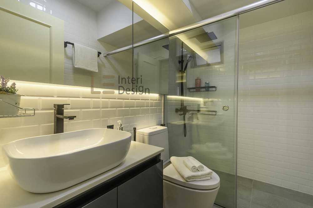 Contemporary Bathroom with Homogeneous Tiles and Feature Wall