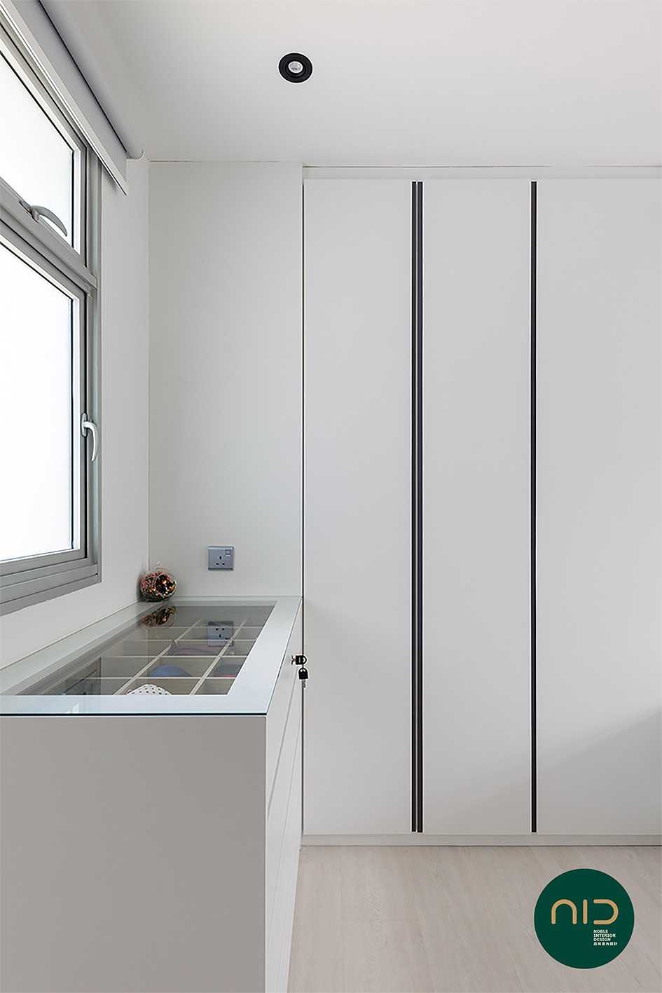 Modern Bedroom with Vinyl Flooring and Wardrobe