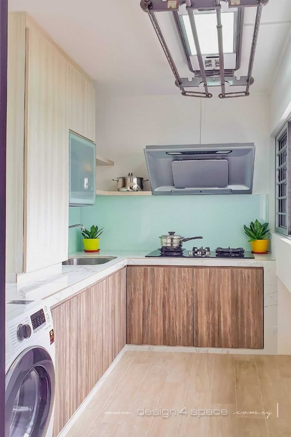 Contemporary Kitchen with Vinyl Flooring and Homogeneous Tiles