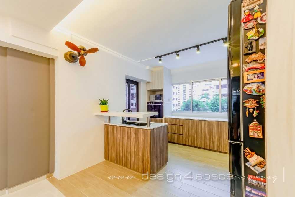 Contemporary Kitchen with Vinyl Flooring and Homogeneous Tiles
