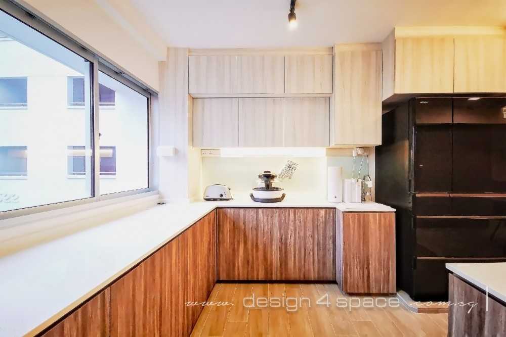 Contemporary Kitchen with Vinyl Flooring and Homogeneous Tiles