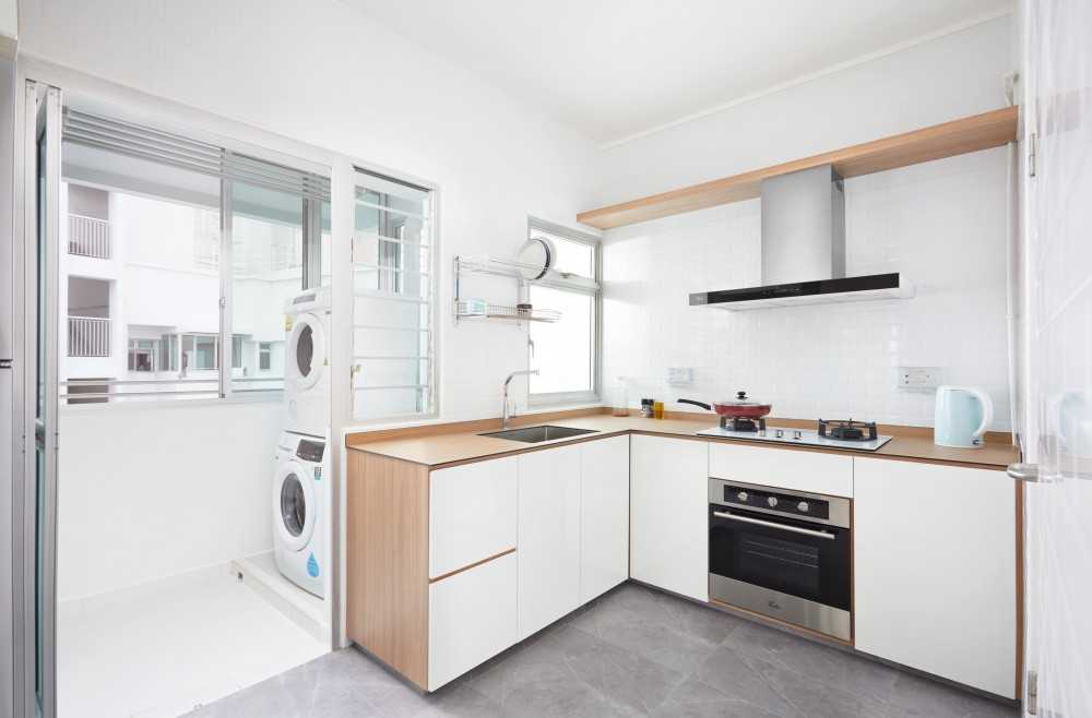 Minimalist Kitchen with Kitchen Window and Kitchen Backsplash