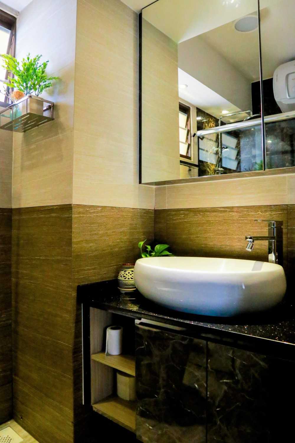 Modern Bathroom with Mirror and Bathroom Storage