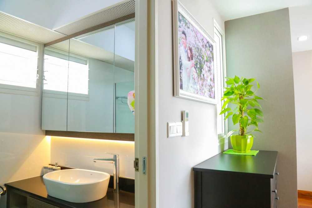 Industrial Bathroom with Mirror and Bathroom Accessories